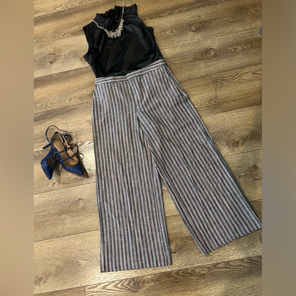 Banana republic wide leg pant size 10 petite, striped grayish blue with red.